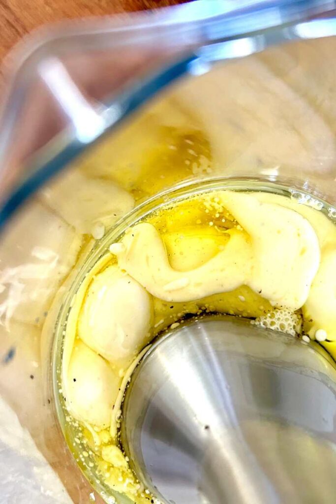 making homemade mayonnaise